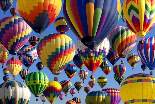 Šareni se nebo: 450 balona u trci za novi rekord